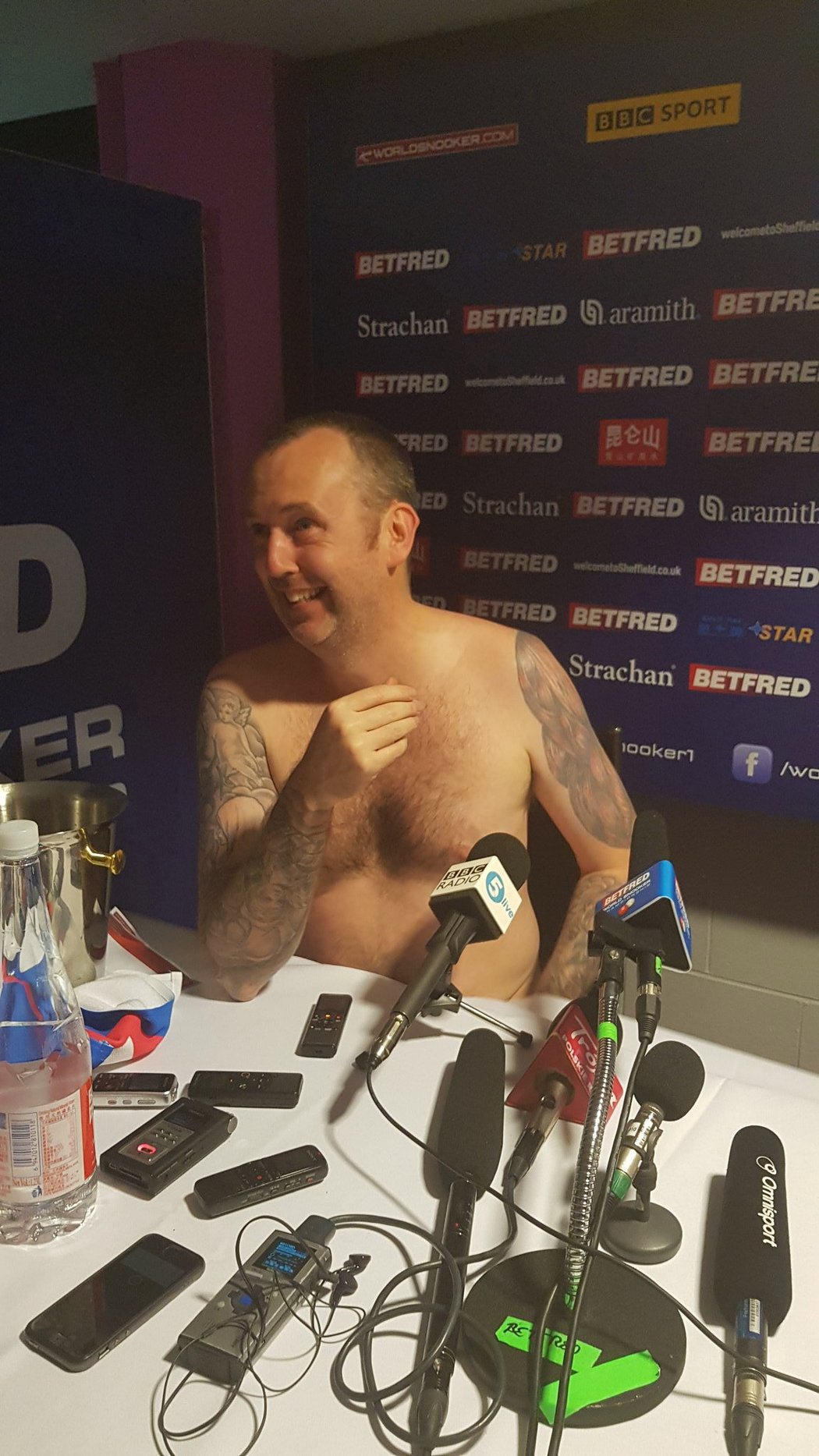 Mark Williams splnil slib a na tiskovou konferenci dorazil nahý