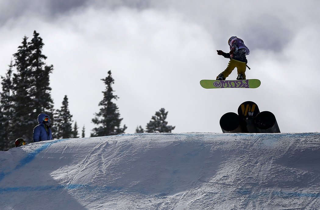 Šárka Pančochová na trati při Světovém poháru v americkém Copper Mountain, kde nakonec vyhrála