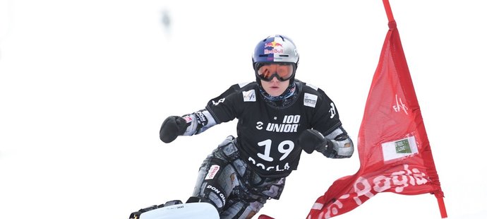 Česká závodnice Ester Ledecká na snowboardu, na němž se v paralelním slalomu stala olympijskou vítězkou v roce 2018