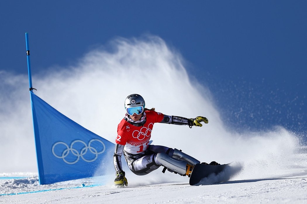 Ester Ledecká během kvalifikace paralelního obřího slalomu na snowboardu