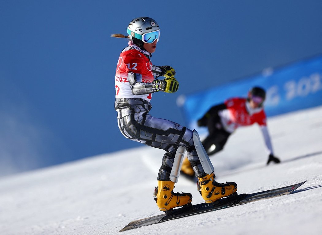 Ester Ledecká během kvalifikace paralelního obřího slalomu na snowboardu