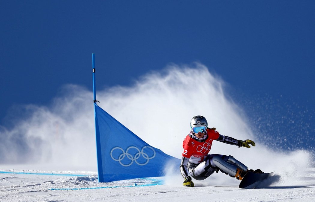 Ester Ledecká během kvalifikace paralelního obřího slalomu na snowboardu