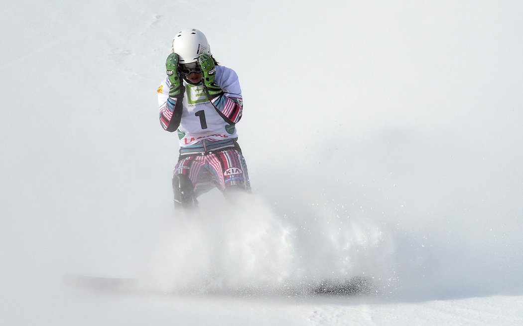 Ester Ledecká se drží za hlavu po svém vyřazení ve čtvrtfinále paralelního obřího slalomu