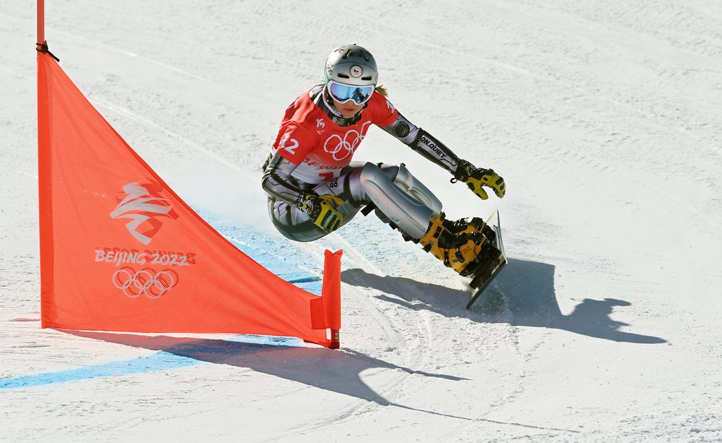 Ester Ledecká v průběhu snowboardingového olympijského závodu v Pekingu