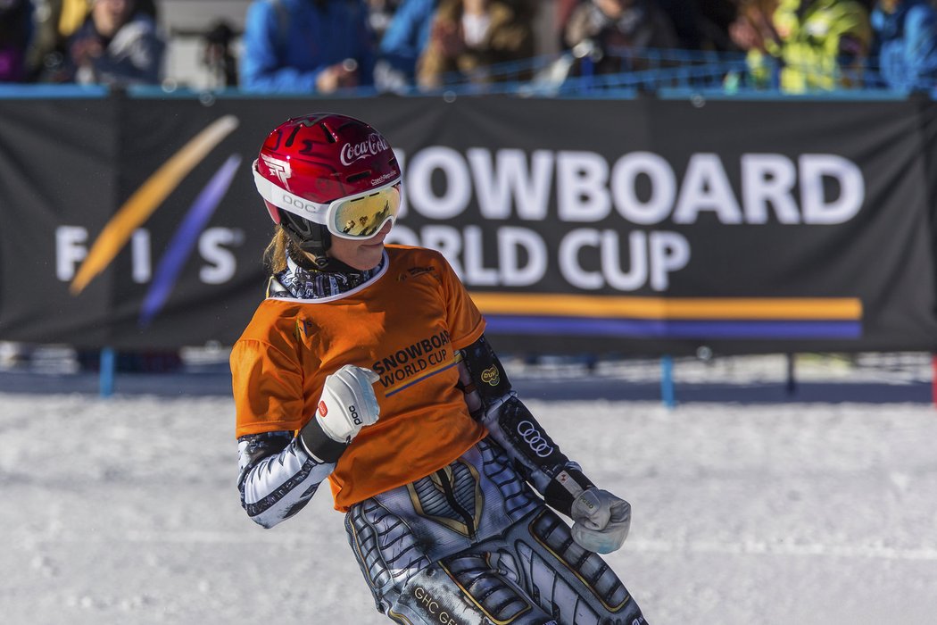 Ester Ledecká na snowboardu při závodě Světového poháru