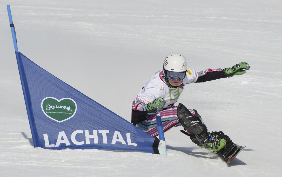 Ester Ledecká na trati v kvalifikaci paralelního obřího slalomu