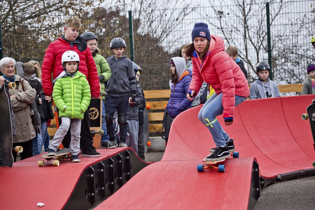 Eva Samková na longboardu na nové pumptrackové dráze v Praze