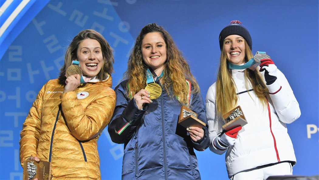 Eva Samková na stupních vítězů spolu s první Italkou Michela Moioliovou a třetí Francouzskou De Sousaovou Mabileauaovou