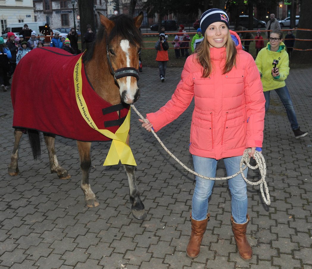 2014. Kůň jako dárek? Ano, přesně takového přivítání se zlatá rodačka Eva dočkala ve Vrchlabí.