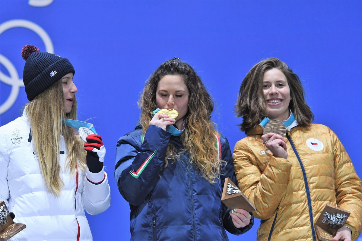 Eva Samková na stupních vítězů spolu s první Italkou Michela Moioliovou a třetí Francouzskou De Sousaovou Mabileauaovou