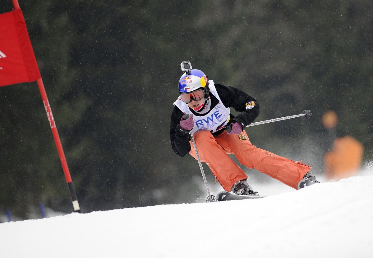 2013. Na závodech KSN vyměnila Samková snowboard za lyže.