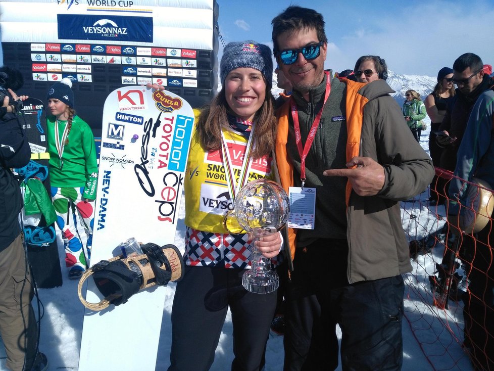 Olympijská vítězka Eva Samková (na snímku se svým kanadským servismanem Jeanem Philippem Trottierem) poprvé v kariéře triumfovala v celkovém pořadí Světového poháru ve snowboardcrossu