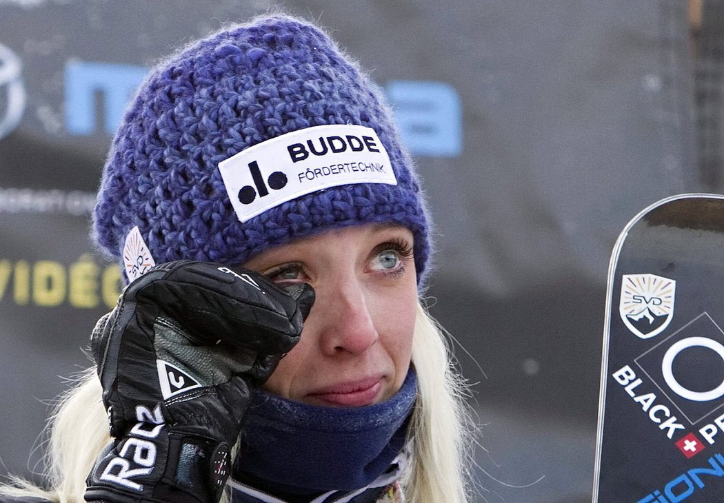 Zlaté dojetí. Isabella Löbecková si otírá oko poté, co na MS ve snowboardingu vyhrála zlatou medaili
