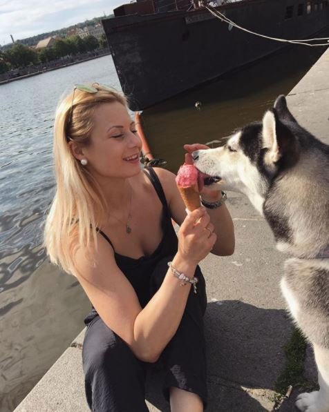 Dvacetiletá česká snowboardistka Kateřina Vojáčková miluje prkno a svého psa plemene husky...