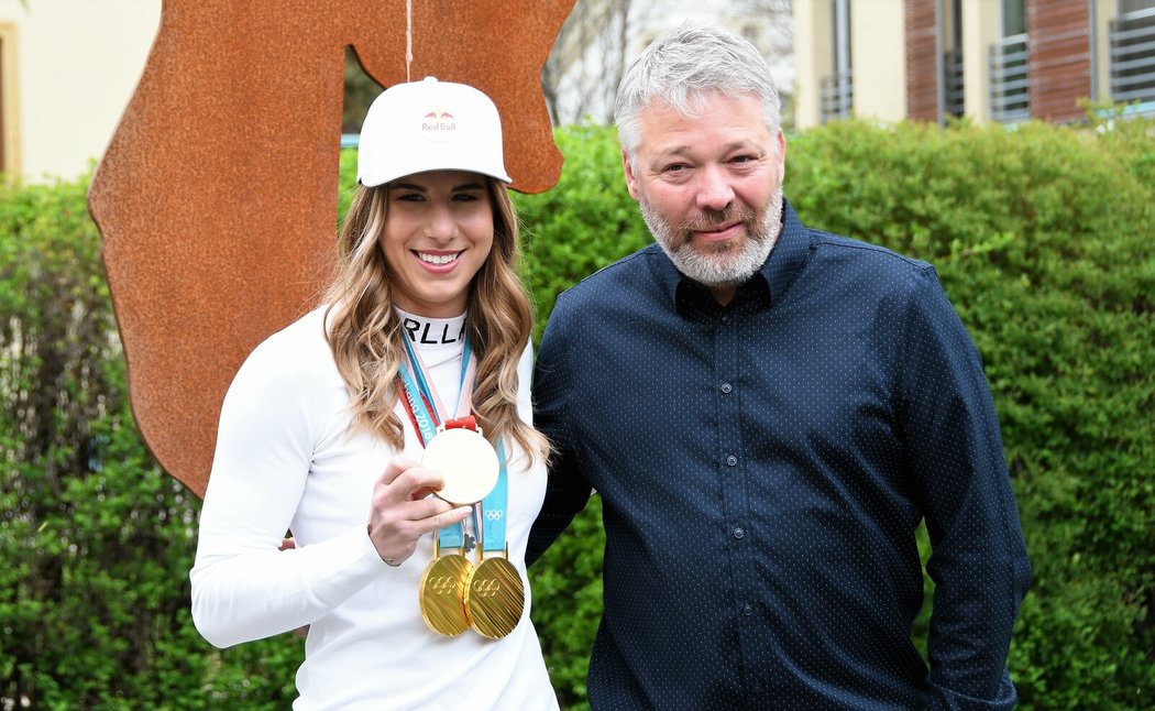 Ester Ledecká s trenérem Tomášem Bankem