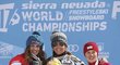 Ester Ledecká pózuje se svojí zlatou medailí z paralelního obřího slalomu na MS