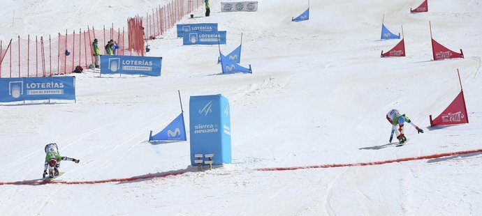 Ester Ledecká (vlevo) protíná cíl ve finále proti Švýcarce Kummerové. Titul mistryně světa získala o 19 setin.