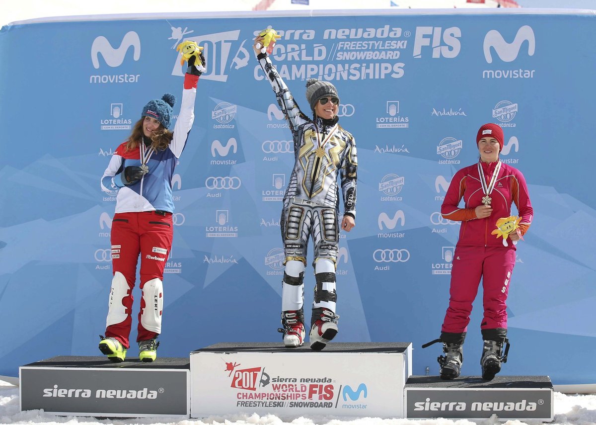 Ester Ledecká se raduje z titulu mistryně světa v obřím slalomu