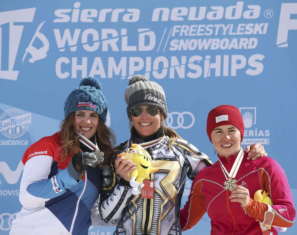 Ester Ledecká pózuje se svojí zlatou medailí z paralelního obřího slalomu na MS