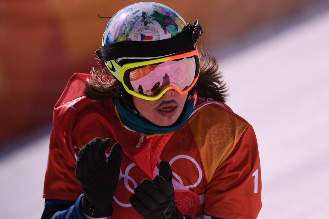 Eva Samková dojela při obhajobě olympijského zlata ve snowboardcrossu třetí a získala třetí českou medaili v Pchjongčchangu.