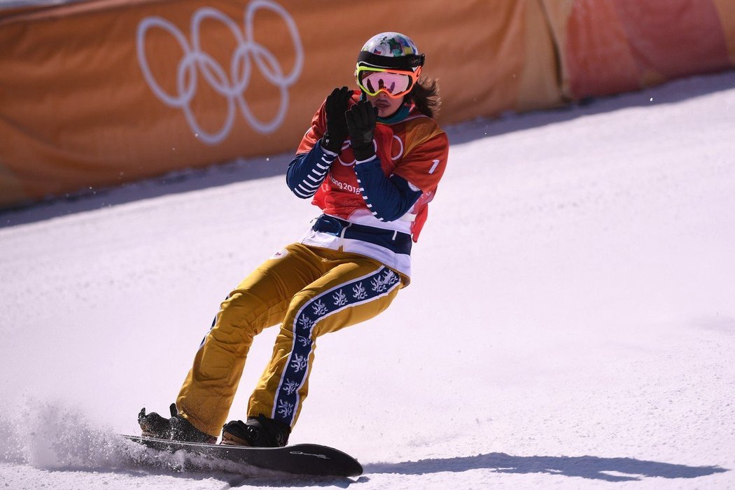 Eva Samková dojela při obhajobě olympijského zlata ve snowboardcrossu třetí a získala třetí českou medaili v Pchjongčchangu.