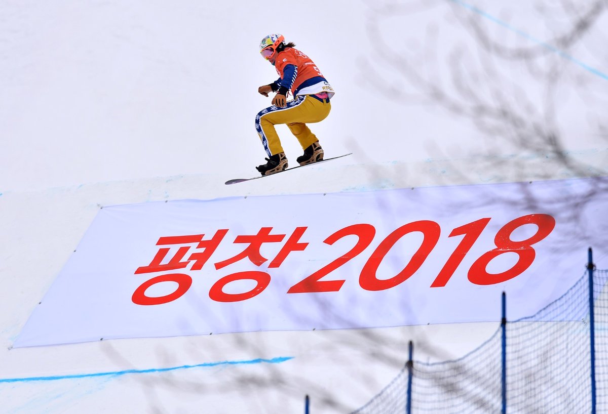 Eva Samková na jednom ze skoků na olympijské trati v Pchjongčchangu