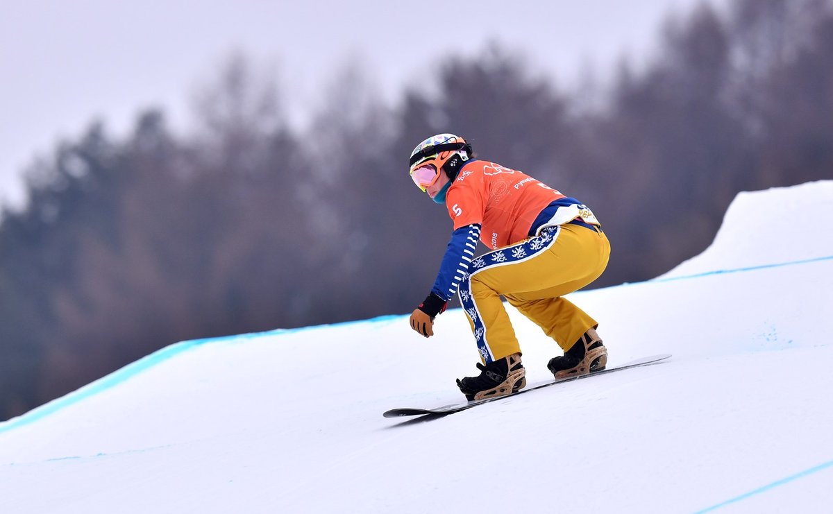Eva Samková při dopadu po jednom ze skoků na olympijské trati