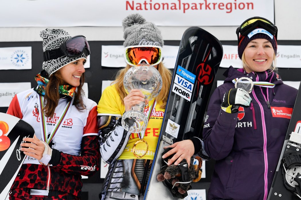 Ester Ledecká s křišťálovým glóbem za triumf v paralelních disciplínách SP