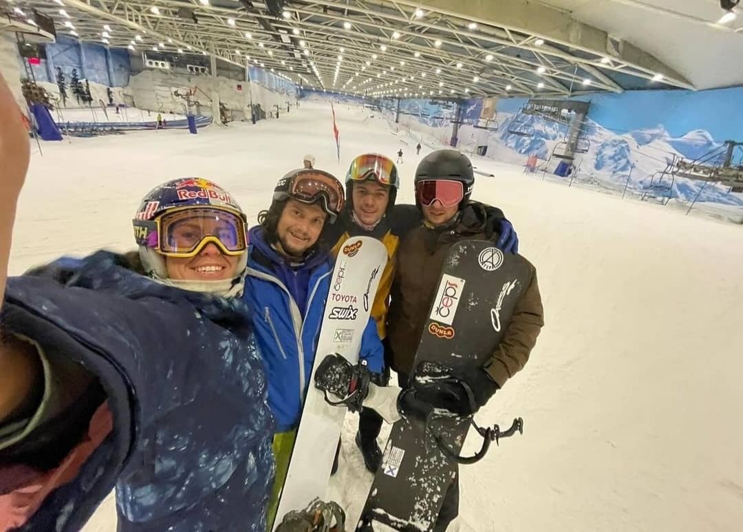 Snowboardcrossařka Eva Samková trénovala v madridské hale. Podle jejich slov tam bylo jak v mrazáku