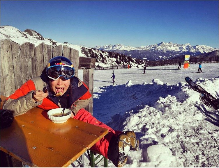 Snowboardkrosařka Eva Samková popřála svým fanouškům z hor.