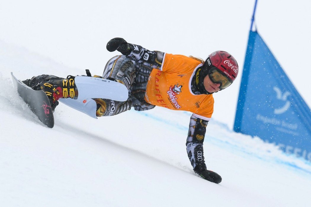 Ester Ledecká na trati paralelního obřího slalomu ve švýcarském Scuolu