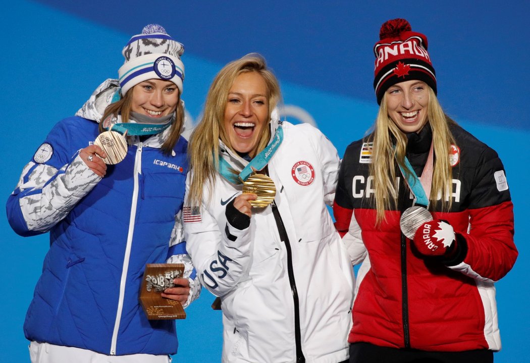 Stupně vítězů nakonec obsadily Američanka Jamie Andersonová (uprostřed), Laurie Blouinová z Kanady (vpravo) a Finka Enni Rukajärviová