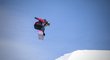 Snowboardistka Šárka Pančochová během své jízdy, ve které se kvalifikovala do finále Snowjamu ve Špindlerově Mlýně