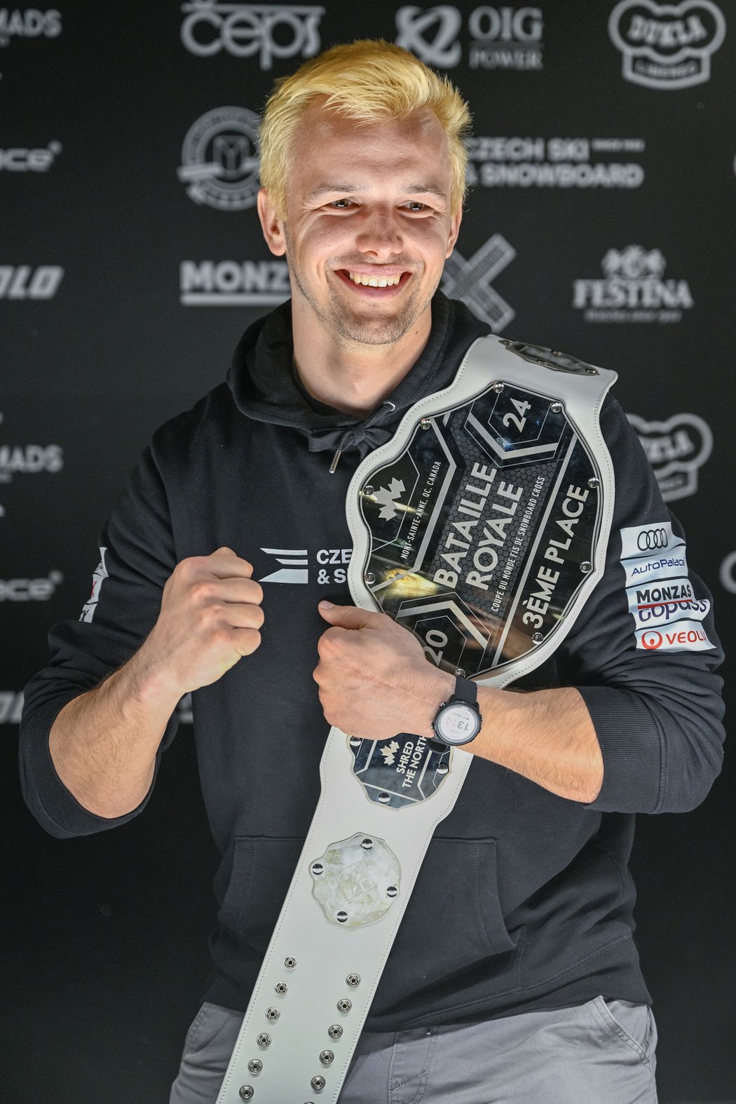 Radek Houser s trofejí za třetí místo v závodě SP v Mont-Sainte-Anne