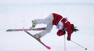 Hrůza na svahu. Lyžařka se při pádu udeřila koleny do hlavy