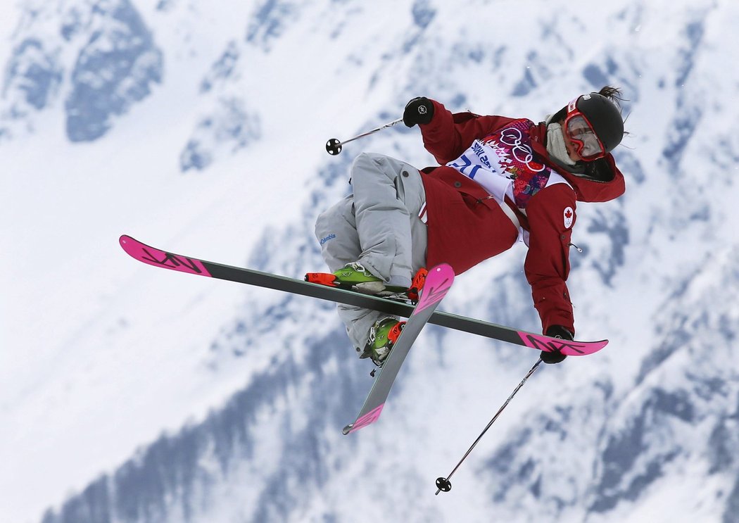 Kanadská akrobatická lyžařka Yuki Tsubotaová během závodu na olympiádě v Soči