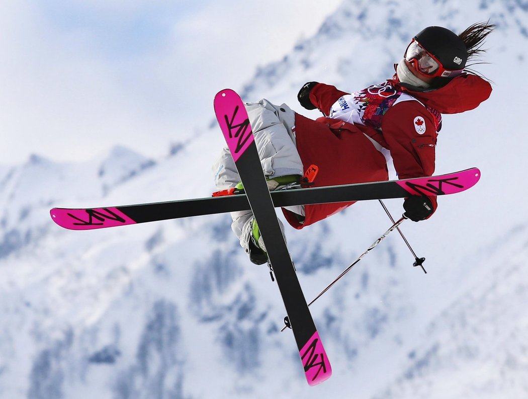 Kanadská akrobatická lyžařka Yuki Tsubotaová během závodu na olympiádě v Soči