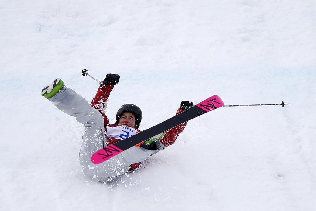 Dvacetiletá kanadská akrobatka Yuki Tsubotaová při slopestylu brutálně upadla