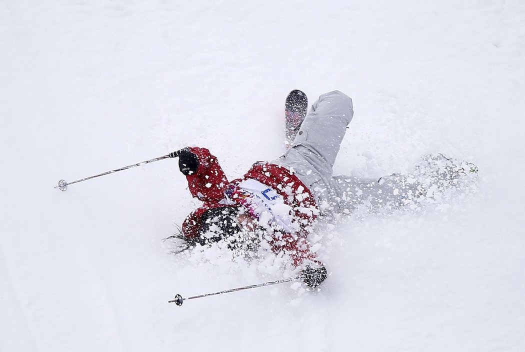 Kanadská akrobatická lyžařka Yuki Tsubotaová musela být ze svahu odnesena na nosítkách