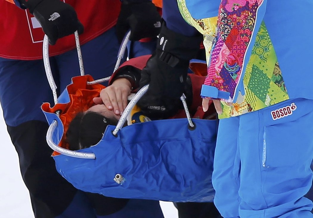Kanadská akrobatka Yuki Tsubotaová je v bolestech odnášena po svém hrozivém pádu při slopestylu