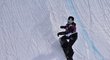 Česká snowboardistka Šárka Pančochová během druhé jízdy v semifinále U-rampy