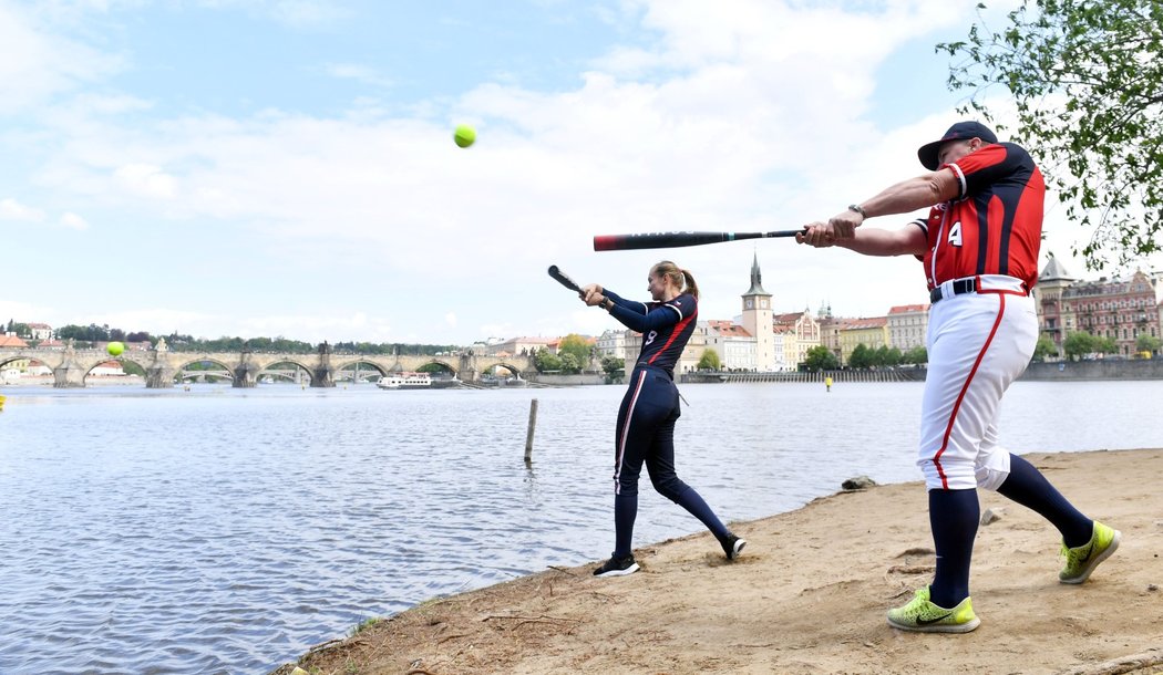 Veronika Pecková s Davidem Mertlem si v pondělí v Praze odpálili míčky do Vltavy