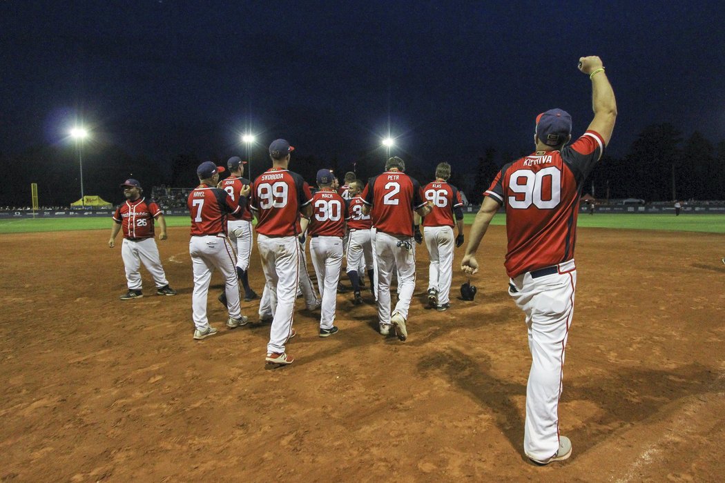 Čeští softballisté zdraví po výhře 5:4 nad Kubou vyprodanou Hippos Arenu.