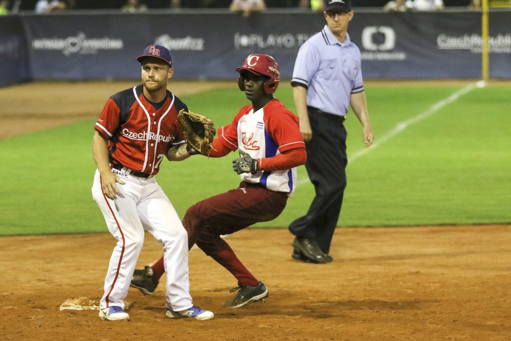 Češi rozhodujícím utkání základní skupiny porazili v Havlíčkově Brodu Kubu 5:4 díky homerunu Marka Malého z dohrávky poslední směny.