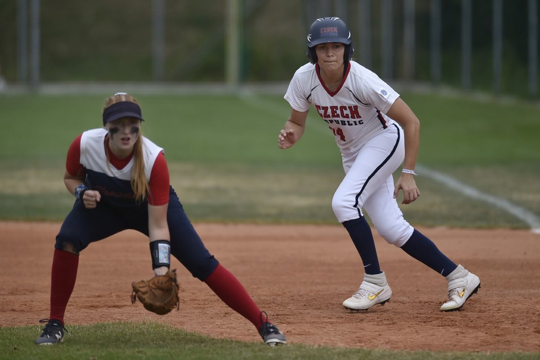 Michaela Merczová (vlevo) a Lucie Petrásková (vpravo) během utkání Česka se Slovenskem