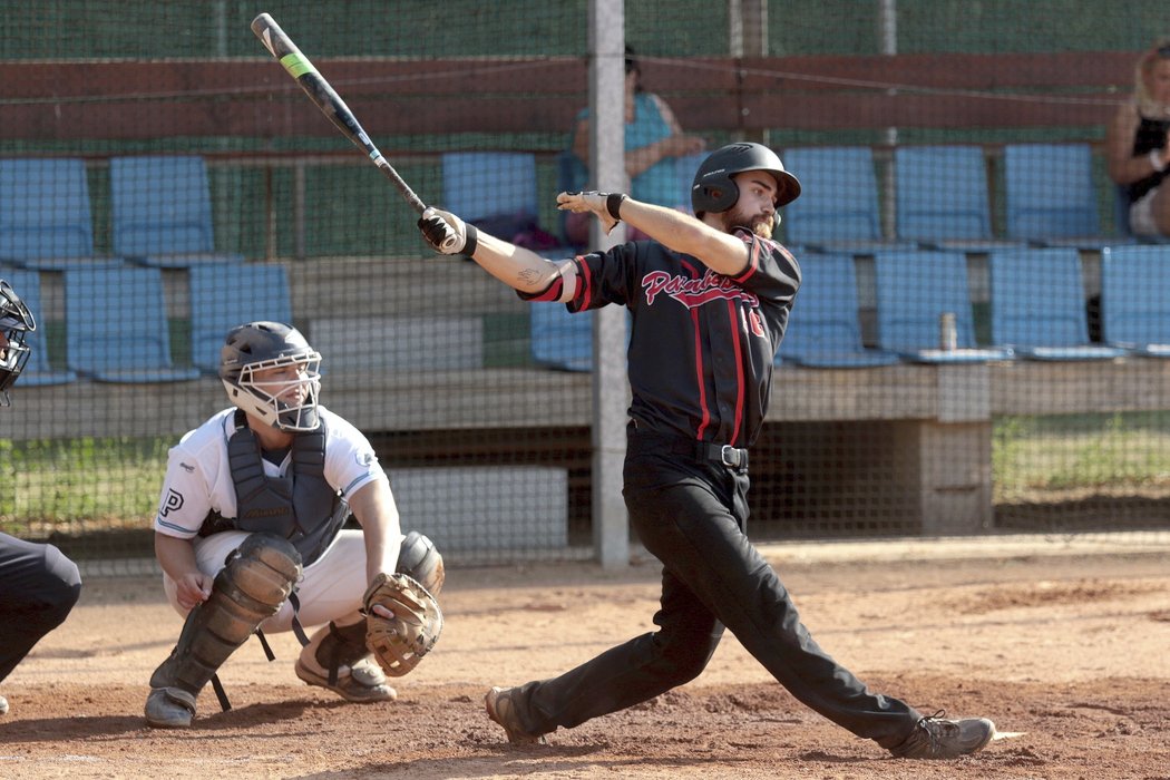 Český softbalista Matouš Kasal při odpalu