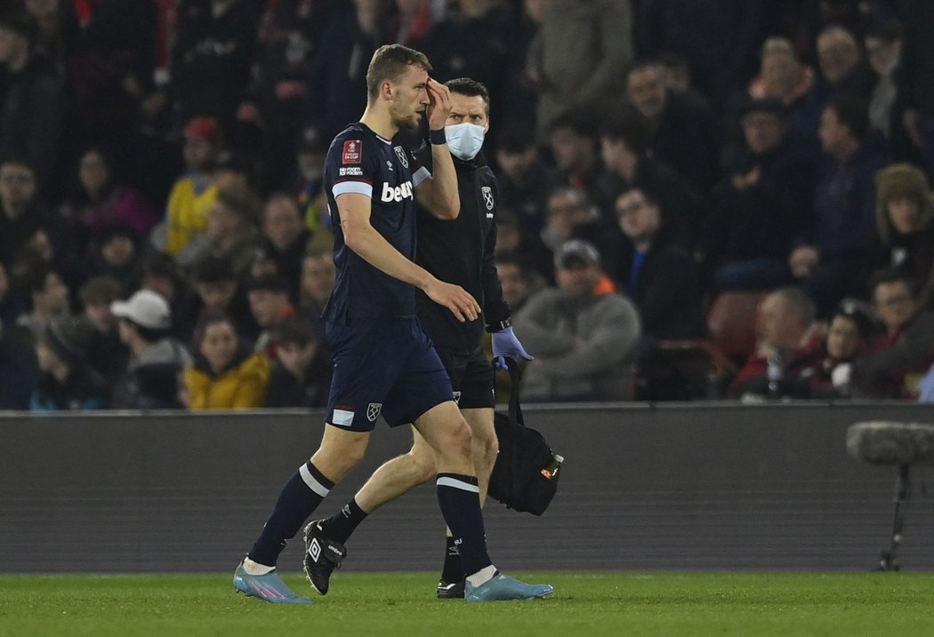 Tomáš Souček se v utkání na Southamptonu zranil