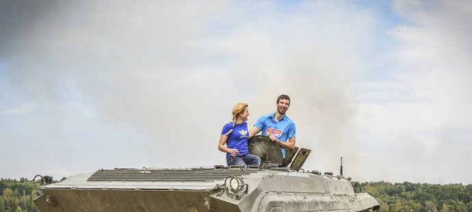 Soukalová s Koukalem vyzkoušeli tank