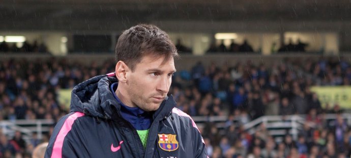 Lionel Messi v nezvyklé roli náhradníka sledoval první poločas utkání Barcelony na hřišti Realu Sociedad