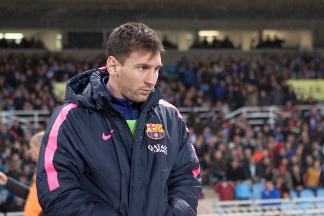 Lionel Messi v nezvyklé roli náhradníka sledoval první poločas utkání Barcelony na hřišti Realu Sociedad